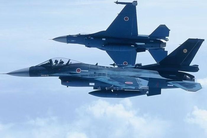 Tokyo đã chấp nhận những điều kiện khắc nghiệt của Mỹ để chế tạo chiếc F-2, xét về mặt điện tử, nó được nhận xét vượt trội không chỉ F-16 nguyên bản mà thậm chí cả tiêm kích thế hệ năm F-22.