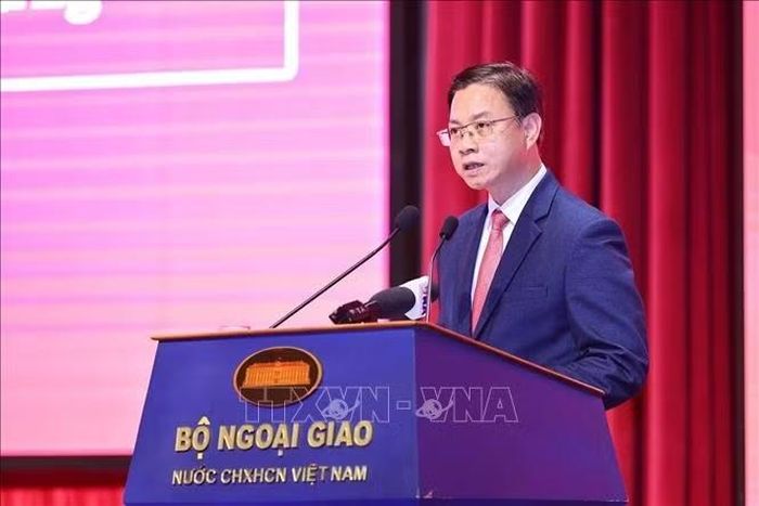 Đồng chí Ngô Lê Văn, Thứ trưởng Bộ Ngoại giao báo cáo trung tâm về triển khai công tác đối ngoại địa phương từ sau Hội nghị Ngoại vụ toàn quốc lần thứ 21. Ảnh: Minh Đức – TTXVN