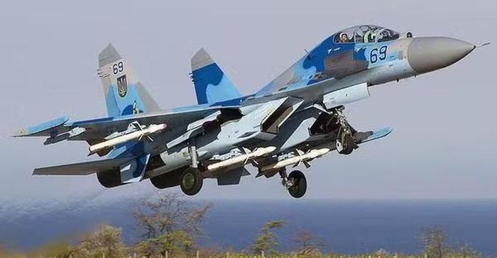 R-73 đặc biệt phù hợp cho chiến đấu tầm gần, nó được coi là tên lửa không đối không hiệu quả nhất thời Chiến tranh Lạnh để tấn công các mục tiêu hữu hình trong tầm nhìn, nó kết hợp khả năng cơ động tuyệt vời với đầu dò độ chính xác cao.