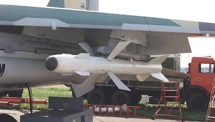 Chúng bao gồm các tên lửa tầm trung dẫn đường bằng radar R-27, tên lửa tầm ngắn dẫn đường bằng hồng ngoại R-73 và tên lửa R-60 cũ hơn, từng trang bị cho nhiều thế hệ tiêm kích Liên Xô, hiện có hơn 10.000 tên lửa thuộc 3 loại này đang được lưu trữ.