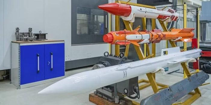 Triết lý triển khai nhiều lớp như vậy ngày càng trở nên quan trọng khi các lực lượng không quân trên toàn thế giới nỗ lực cân bằng hiệu quả hoạt động với chi phí ngày càng tăng của vũ khí dẫn đường chính xác.