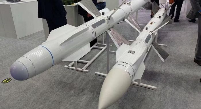 Tên lửa R-27 được phát triển cho tiêm kích thế hệ thứ tư MiG-29 và Su-27, được đưa vào sử dụng từ năm 1982. Các biến thể hiện đại hơn, cả dẫn đường bằng radar và hồng ngoại, đã được dùng làm vũ khí chính của Su-30SM và Su-35 cho đến giữa những năm 2020.