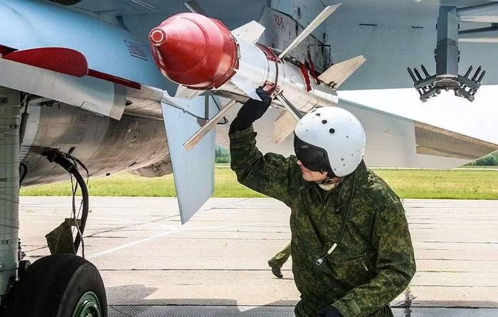 Việc sử dụng chúng tiết kiệm chi phí hơn nhiều so với các tên lửa mới nhất. Điều này cũng tránh được chi phí dài hạn liên quan đến việc lưu trữ và cuối cùng là xử lý đạn dược lỗi thời.