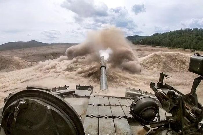Hiện nay T-80BVM, một trong những phiên bản hiện đại nhất của T-80 đang được đưa vào phục vụ. Chúng sử dụng kính ngắm đa kênh Sosna-U, pháo có tuổi thọ nòng lớn hơn cho phép sử dụng nhiều loại đạn dược, cũng như động cơ mạnh mẽ và các thiết bị khác.