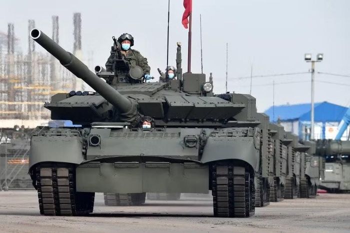 Quay ngược thời gian, vào những năm 1980, xe tăng T-80 bắt đầu được trang bị động cơ GTD-1000TF công suất 1.100 mã lực. Pháo 125 mm tiêu chuẩn cũng được cải tiến. Một phiên bản chỉ huy cũng được đưa vào phục vụ trong quân đội.