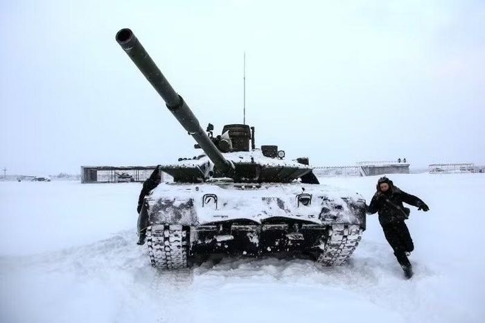 Tập đoàn nhà nước Rostec, Nga trong một bài viết dạng "theo dòng lịch sử" không chỉ nhắc lại những phiên bản chính của dòng xe tăng T-80 được sản xuất trong những năm 1980 và 1990, mà còn đề cập đến biến thể hiện đại và sự tham gia của chúng trong chiến dịch quân sự đặc biệt tại Đông Âu.