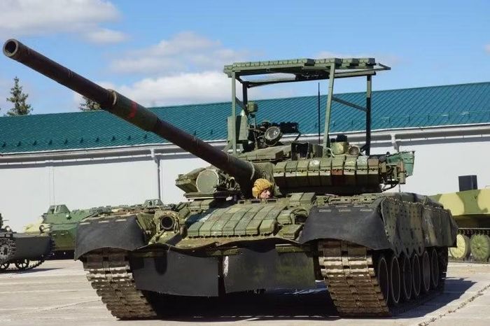 T-80B và T-80BV, từng được đưa vào biên chế của Nhóm Lực lượng Liên Xô tại Đức và Nhóm Lực lượng phía Bắc, được coi là "xe tăng eo biển Anh" một cách không chính thức.