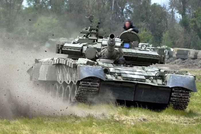 Trong hai phút đầu tiên của trận chiến, xạ thủ Alexey Neustroyev đã phá hủy cả 2 xe tăng T-72 của Ukraine, sau đó bắn vào chiếc M113 và 5 xe bọc thép hạng nặng. Lái xe kiêm thợ máy Rasim Baksikov điều khiển chiếc T-80, trong khi Alexander Levakov chỉ huy kíp lái.