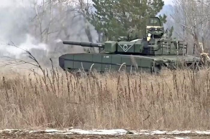 Tiếp theo là xe tăng T-80UM-1, còn được gọi là Bars. Khả năng sống sót của nó được tăng cường bằng cách lắp đặt hệ thống phòng vệ chủ động Arena.