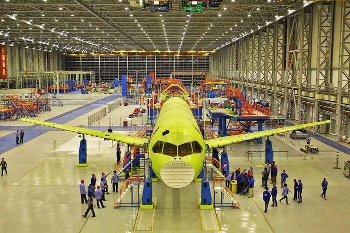 Cần nhấn mạnh, C919 là máy bay phản lực thân hẹp đầu tiên được phát triển hoàn toàn tại Trung Quốc, đáp ứng đầy đủ các tiêu chuẩn an toàn hàng không quốc tế và dựa trên công nghệ cũng như sở hữu trí tuệ trong nước.