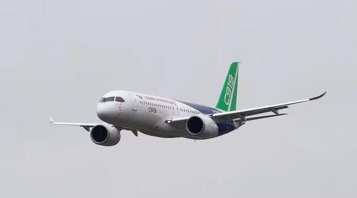 Đến tháng 9/2022, Cục Hàng không Dân dụng Trung Quốc đã cấp giấy chứng nhận kiểu loại cho máy bay, và tới tháng 12/2022, chiếc C919 sản xuất hàng loạt đầu tiên đã được giao cho khách hàng.