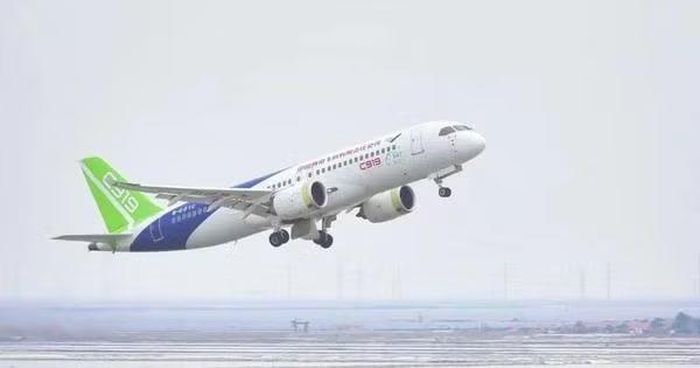 Sang tới tháng 5/2023, chiếc C919 đã hoàn thành chuyến bay thương mại đầu tiên, chính thức đi vào hoạt động trên các tuyến vận tải hàng không theo lịch trình.