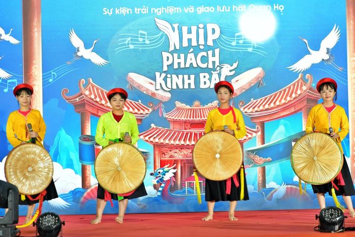 Những mầm non Quan họ của làng Diềm tự tin biểu diễn, góp phần tiếp nối và lan tỏa di sản Dân ca Quan họ Bắc Ninh đến với công chúng hôm nay.