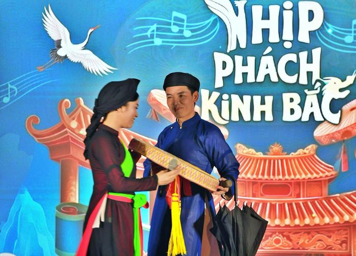 Hình ảnh liền anh, liền chị trong tà áo tứ thân, áo the, khăn xếp và nón quai thao tạo nên không gian văn hóa Kinh Bắc giàu bản sắc giữa lòng Thủ đô.