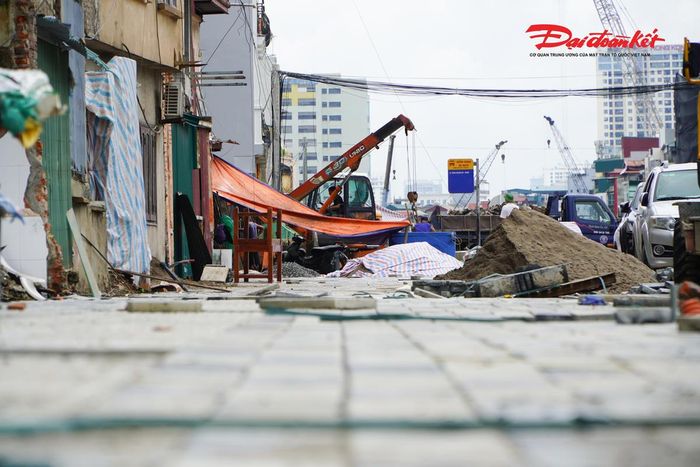 Không chỉ tập trung vào phần đường và cầu vượt, các hạng mục phụ trợ cũng được đẩy nhanh tiến độ. Hệ thống vỉa hè, hố ga, cáp kỹ thuật và đường ống hạ tầng dọc tuyến cơ bản đã hoàn thiện, sẵn sàng kết nối đồng bộ khi công trình đưa vào khai thác.