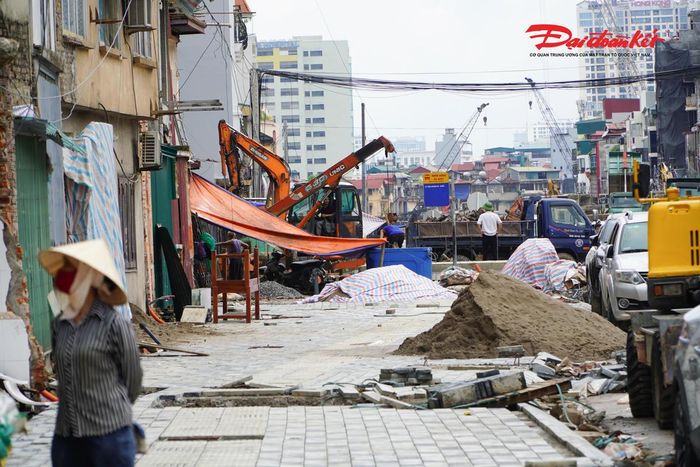 Theo ghi nhận của PV Báo Đại đoàn kết tại công trường, nhiều hạng mục quan trọng như nền đường, mặt đường, cầu vượt, hệ thống hạ tầng kỹ thuật và cảnh quan đang được triển khai đồng bộ. Không khí thi công diễn ra khẩn trương trên toàn tuyến với nhiều mũi thi công hoạt động liên tục.