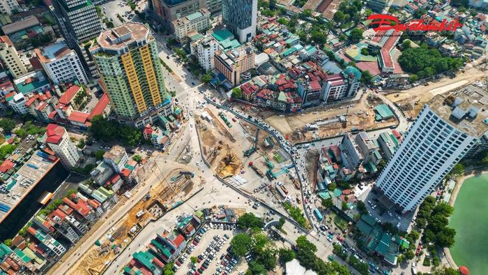Song song với việc xây dựng tuyến đường, khu vực nút giao Nguyễn Chí Thanh cũng đang triển khai thi công kết cấu ngầm ga S3 của tuyến metro số 5 Hà Nội. Việc đồng thời triển khai hai dự án hạ tầng lớn đòi hỏi các đơn vị thi công phải phối hợp chặt chẽ nhằm bảo đảm tiến độ cũng như an toàn trong quá trình xây dựng.