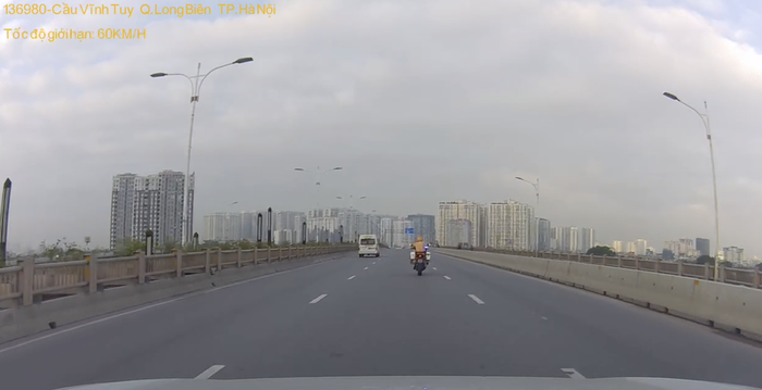 Lực lượng CSGT Hà Nội kịp thời dẫn đường cho xe chở bệnh nhân cấp cứu, rút ngắn thời gian di chuyển trong giờ cao điểm sáng 2/8.