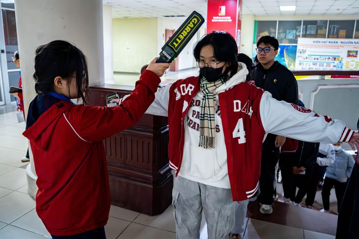 Thí sinh kiểm tra an ninh trước khi thi đánh giá tư duy tại Đại học Bách khoa Hà Nội. Ảnh: Trần Hiền.