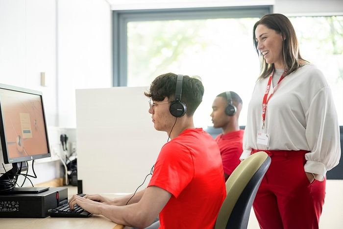 IELTS đã tổ chức thi trên máy và và bỏ thi giấy từ giữa năm 2026. Ảnh: IELTS.