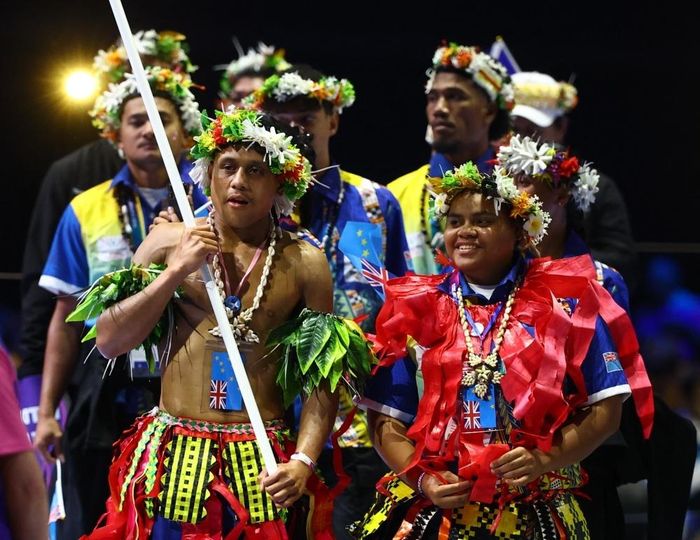  Tarona Taafaki cùng Pasoni Taafaki dẫn đoàn diễu hành của Tuvalu tại lễ khai mạc Commonwealth Games 2026. Ảnh: Reuters. 
