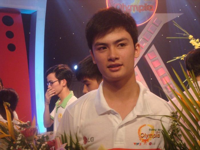 Sự thông minh cùng vẻ ngoài điển trai của Hưng khi tham gia Đường lên đỉnh Olympia khiến Ngọc chú ý. Anh trúng tuyển chuyên ngành Bác sĩ đa khoa của Học viện Quân y vào năm 2012.