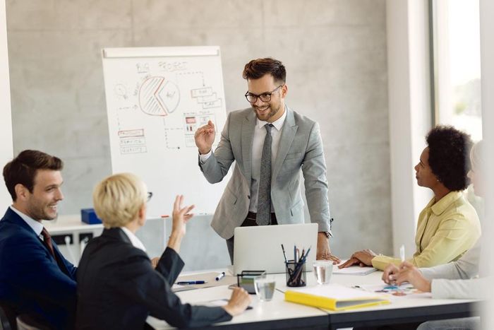 Nhà lãnh đạo tương lai vì thế cần nhiều hơn chuyên môn. Ảnh: Magnific.