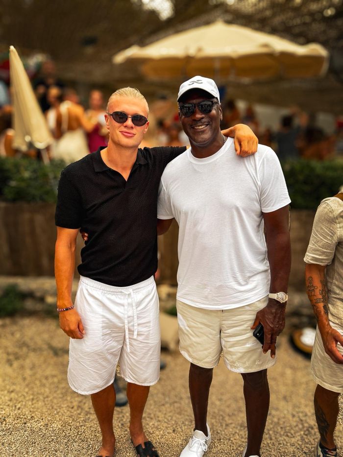 Khoảnh khắc ngôi sao Erling Haaland chụp ảnh chung với huyền thoại Michael Jordan gây chú ý. Ảnh: Erling Haaland/X.