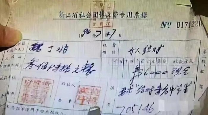 Chỉ sau khi ông qua đời, khi ba người con gái thu dọn di vật của cha, họ mới phát hiện những biên lai quyên góp cho thấy ông đã âm thầm hỗ trợ các học sinh có hoàn cảnh khó khăn suốt hai thập kỷ.