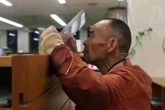 Wei Sihao luôn rửa tay sạch sẽ trước khi mở sách như một cách thể hiện sự tôn kính đối với tri thức.