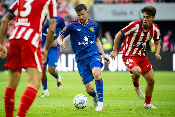 Mason Mount gây ấn tượng khi được kéo xuống chơi trong cặp tiền vệ trung tâm của MU.