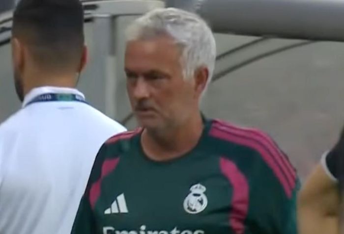 Mourinho hậm hực rời sân sau khi trận đấu kết thúc.