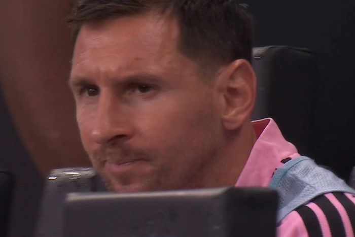 Messi thất vọng khi chứng kiến Casemiro đá phản lưới nhà.