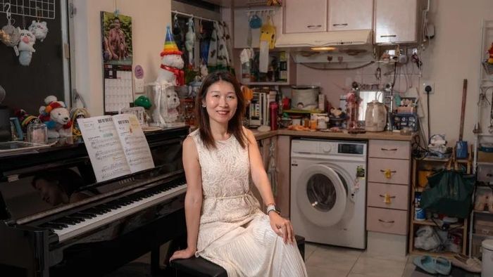 Bà Iman Lau, 50 tuổi, tạo dáng chụp ảnh tại căn hộ của bà ở Hong Kong (Trung Quốc). Ảnh: CNN.