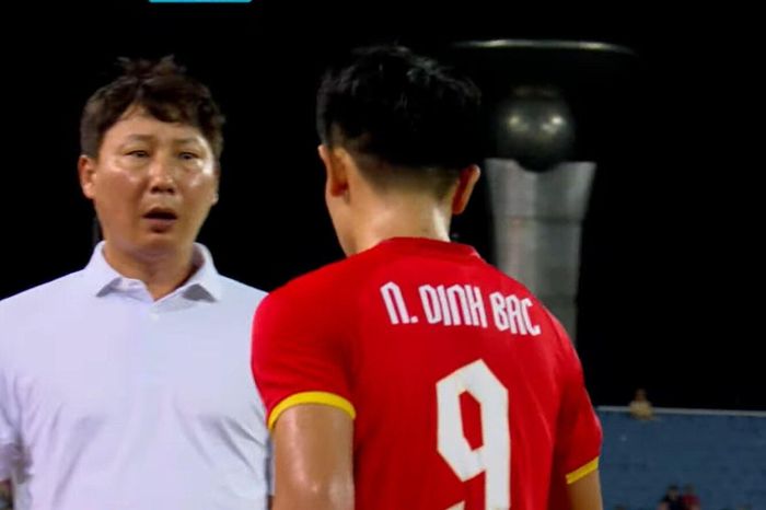 Nét mặt của HLV Kim khi Đình Bắc ra nghỉ.