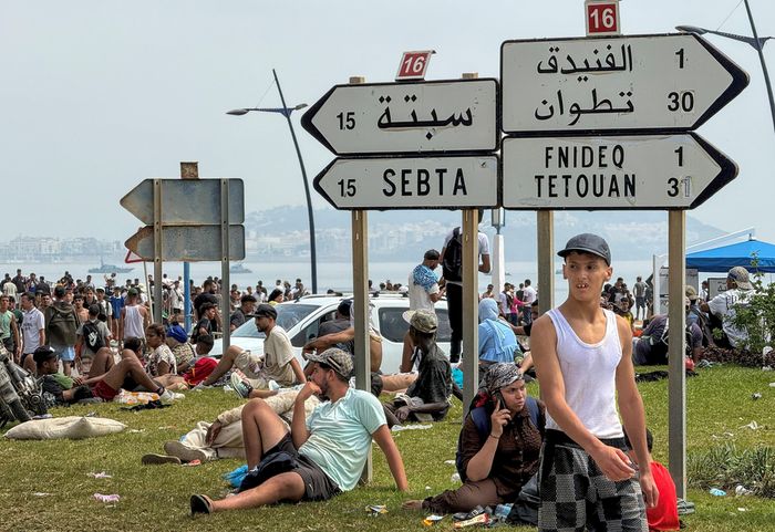Người di cư rời Ceuta để trở về Maroc ngày 31/7 sau đợt vượt biên quy mô lớn từ Maroc vào Ceuta. Trước đó, khoảng 60.000 người di cư từ Maroc đã tràn vào vùng Ceuta, khu tự trị của Tây Ban Nha, chỉ trong một tuần, gây ra cuộc khủng hoảng người di cư tại khu vực.