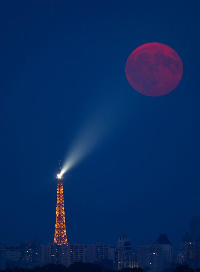 Trăng tròn tháng 7, còn được gọi là "Buck Moon" (Trăng Hươu), phía sau tháp Eiffel, nhìn từ thị trấn Maisons-Laffitte, Pháp, ngày 29/7.