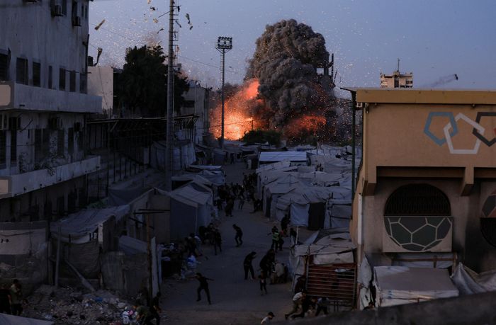 Khói bốc lên sau khi một cuộc không kích của Israel đánh trúng một nhà thờ Hồi giáo ở thành phố Gaza, ngày 28/7. Trong diễn biến mới nhất, ngày 31/7, Hamas xác nhận đạt thỏa thuận với Israel, đánh dấu bước tiến mới trong nỗ lực hướng tới hòa bình tại dải Gaza.