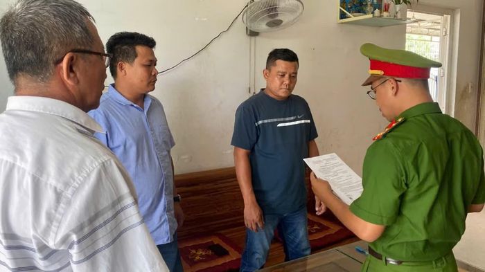  Cơ quan CSĐT Công an tỉnh Khánh Hòa tống đạt quyết định khởi tố bị can Nguyễn Thanh Bình (áo xanh đen). 
