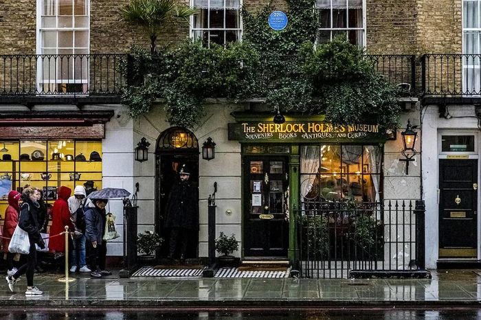 London (Anh) thu hút người hâm mộ Sherlock Holmes với Bảo tàng 221B Baker Street và nhiều tour đi bộ theo dấu vị thám tử nổi tiếng trong các tác phẩm của Arthur Conan Doyle.