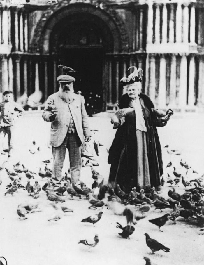  Monet và Alice ở quảng trường St. Mark, Venice, Italy vào năm 1908. Ảnh: vintag. 