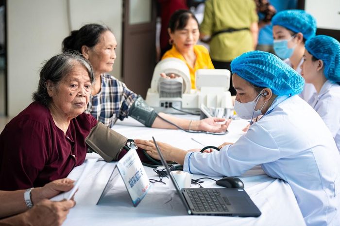 Bộ Y tế đề xuất Quỹ BHYT chi trả chi phí khám chữa bệnh tại nhà, gồm tiền khám, thuốc, xét nghiệm, thiết bị y tế; người bệnh chỉ đồng chi trả một số trường hợp. Ảnh: Đinh Hà. 