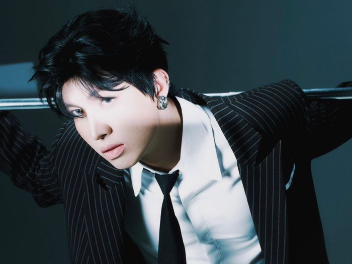  Mew Amazing (sinh năm 1990, tên thật Lê Đức Hùng) là nhạc sĩ sáng tác ca khúc Diva (Thu Minh), Thật bất ngờ, Sáng mắt chưa (Trúc Nhân), Em đã quen, Magic (Cara), Say Ah (Trọng Hiếu)... 