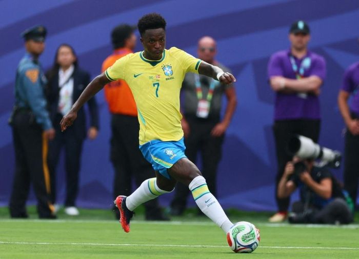 Arsenal xem Vinicius là mục tiêu số một và sẵn sàng phá vỡ cấu trúc lương hiện tại để chiêu mộ tiền đạo Brazil.