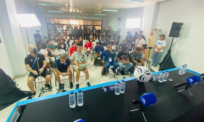  Ghi nhận của Tri Thức - Znews, hơn 30 phút trước giờ họp báo, phòng họp sân Pakansari đã chật kín phóng viên hai đội. Tuyển Indonesia không tập luyện ở Bogor nhưng rất đông phóng viên tới nhà vẫn tới sân theo dõi tuyển Việt Nam, chứng minh sự hấp dẫn và tính chất quan trọng của cặp đối đầu này. Ảnh: Minh Chiến. 