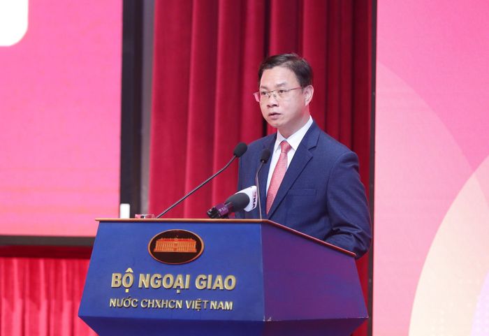 Thứ trưởng Ngoại giao Ngô Lê Văn trình bày báo cáo trung tâm về triển khai công tác đối ngoại địa phương từ sau Hội nghị Ngoại vụ toàn quốc lần thứ 22. Ảnh: Trần Huấn.