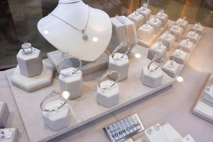 Nửa đầu tháng 7, nhập khẩu đá quý, kim loại quý và sản phẩm về Việt Nam tăng gấp 3,7 lần so với cùng kỳ năm ngoái. Ảnh: PNJ.
