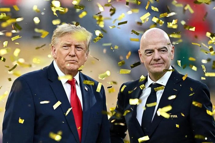 Tổng thống Mỹ Donald Trump (trái) và Chủ tịch FIFA Gianni Infantino trong buổi trao cúp cho FIFA World Cup 2026 vào ngày 19/7. Ảnh: Reuters.