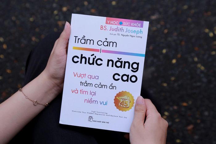  Sách Trầm cảm chức năng cao - Vượt qua trầm cảm ẩn và tìm lại niềm vui của bác sĩ Judith Joseph. Ảnh: NXB Trẻ. 