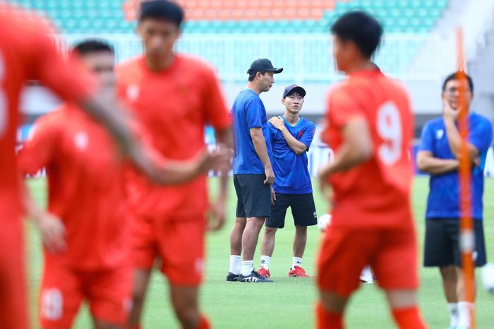 Đối đầu Indonesia là trận cầu rất quan trọng, có ý nghĩa quyết định vé đi tiếp của tuyển Việt Nam. Trận đấu này diễn ra lúc 20h30 ngày mai (3/8) trên sân Pakansari.
